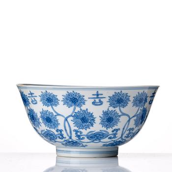 A blue and white lotus bowl, Qing dynasty, Kangxi (1662-1722).