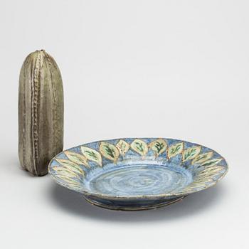 A STONEWARE PLATE AND VASE BY GUNNAR HANSSON, signed.