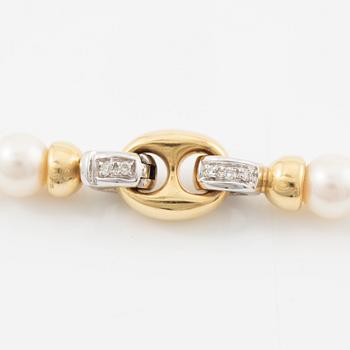 Necklace of cultured pearls, clasp 18K gold with round brilliant-cut diamonds.