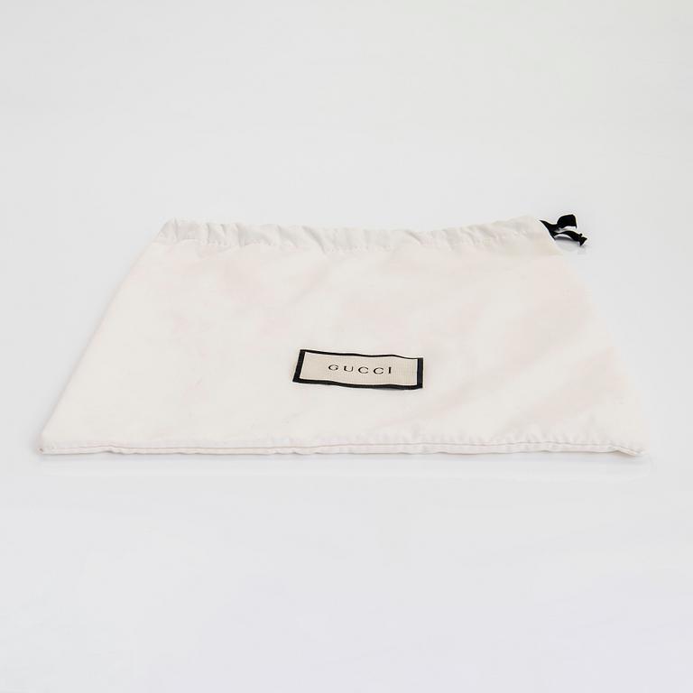Gucci, a shoulder bag.