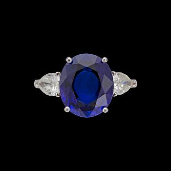 829. RING, blå fasettslipad safir, 9.02 ct, med droppslipade diamanter, tot. 1.28 ct.