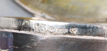 SNUSDOSA SAMT TVÅ SUPKOPPAR, silver, bla Isak Söderholm, Söderhamn 1819.