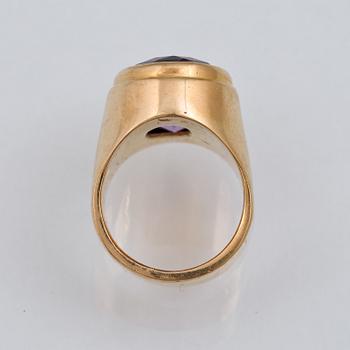 RING, 18K guld samt ovalslipad ametist. Henry Monsen, Linköping, 1973. Vikt 11,8 gram.