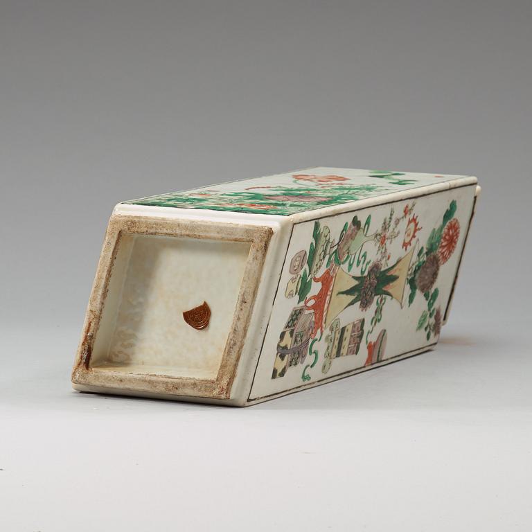 A famille verte vase, late Qing dynasty (1644-1912).