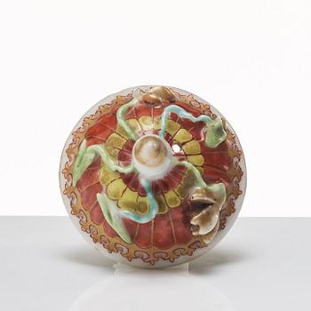 Kanna med lock samt kopp med fat, kompaniporslin. Qingdynastin, Qianlong (1736-95).