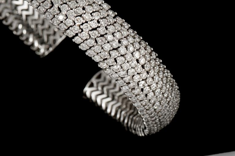 ARMRING, 18K vitguld med briljantslipade diamanter 12.88 ct. Vikt 49,5 gram.