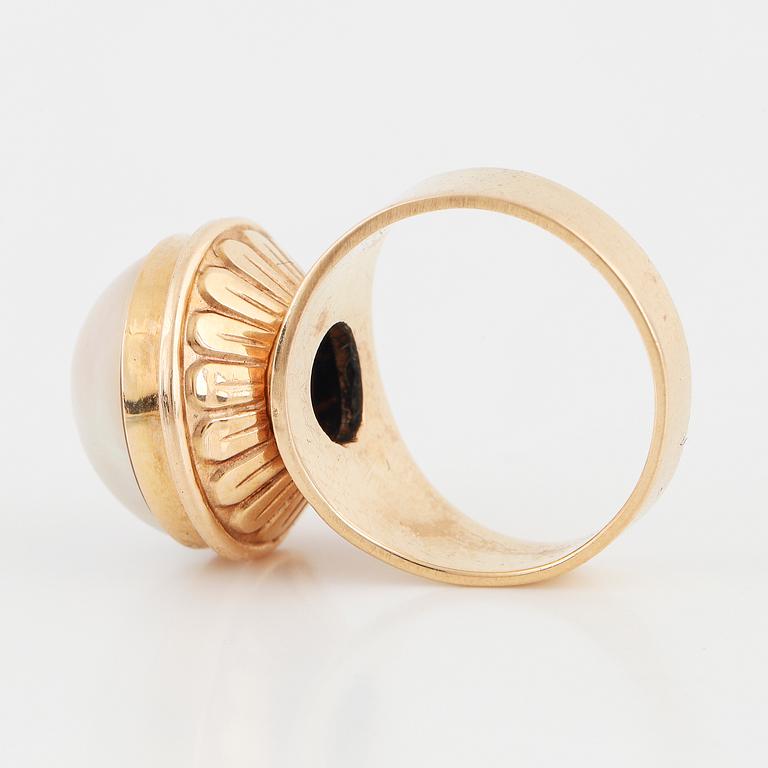 18K gold and mabe pearl.