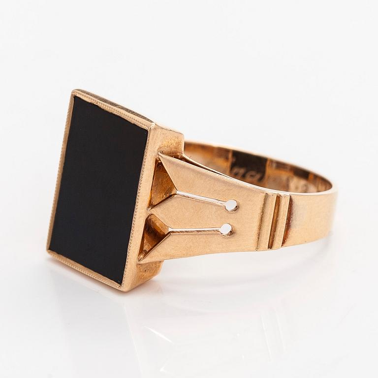 Ring, onyx, 14K gold, Westerback, Helsinki 1954.