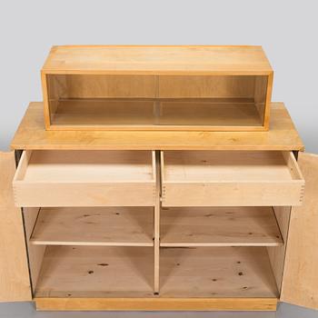 Aino Aalto, kaappi, malli 808 ja vitriini, malli 214 O.Y. Huonekalu- ja Rakennustyötehdas A.B. 1950-luvun alku.