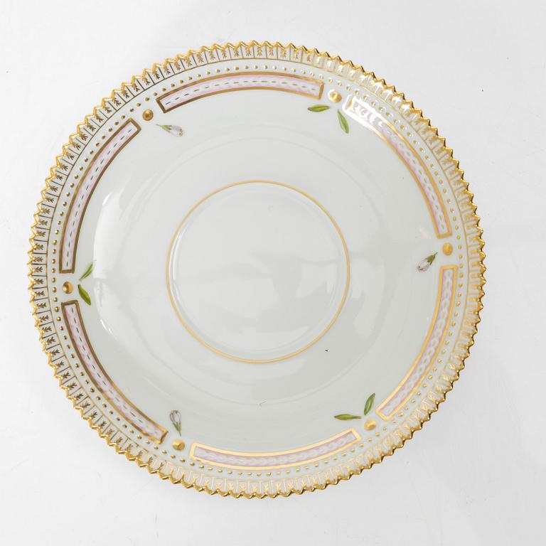 Buljongkoppar med fat, sex stycken, porslin. Royal Copenhagen, 'Flora Danica', Danmark, 1900-tal.