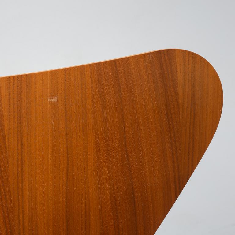 Arne Jacobsen, stolar , 3 st, "Sjuan" Fritz Hansen 2015.