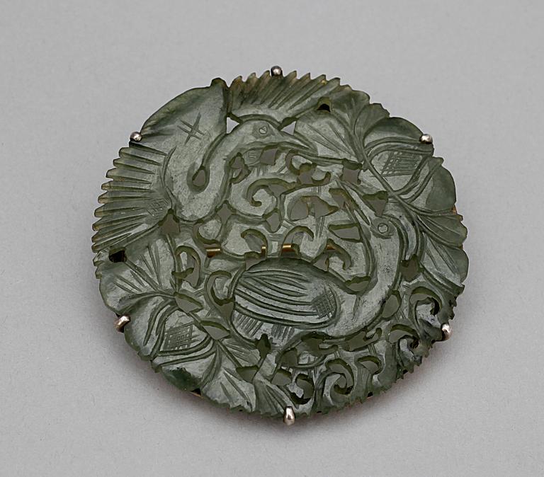 BROSCH, möjligen jade, Kina troligen sekelskiftet 1800/1900.