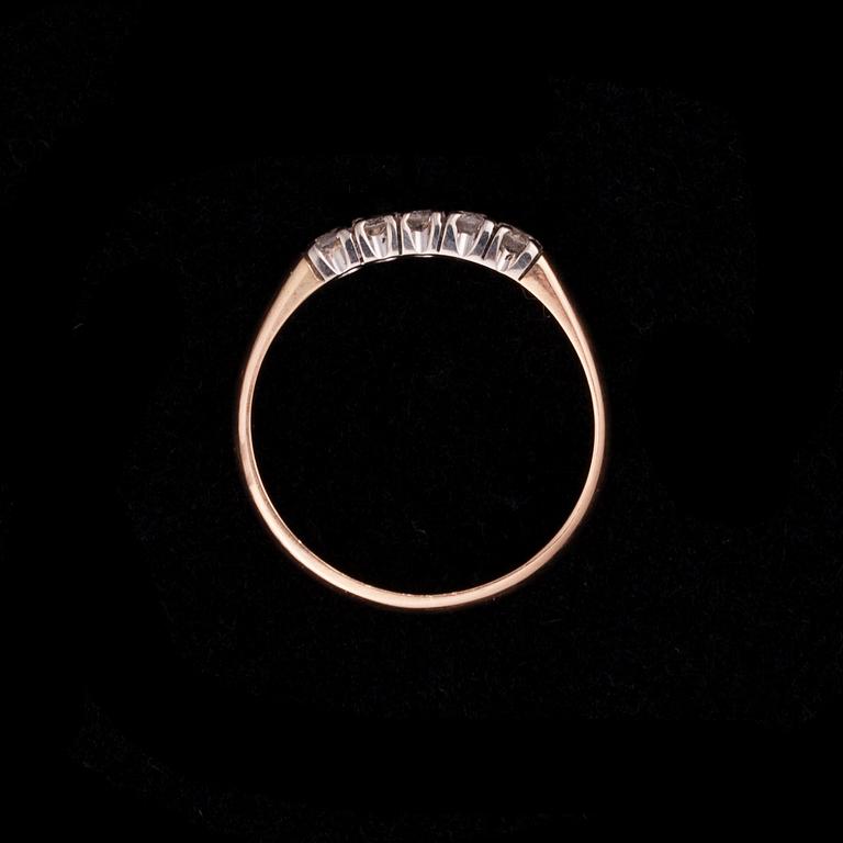 RING, guld 14K, 5 små diamanter tot. 0,10 ct. Finska stämplar 1996. Vikt 2,1 g.