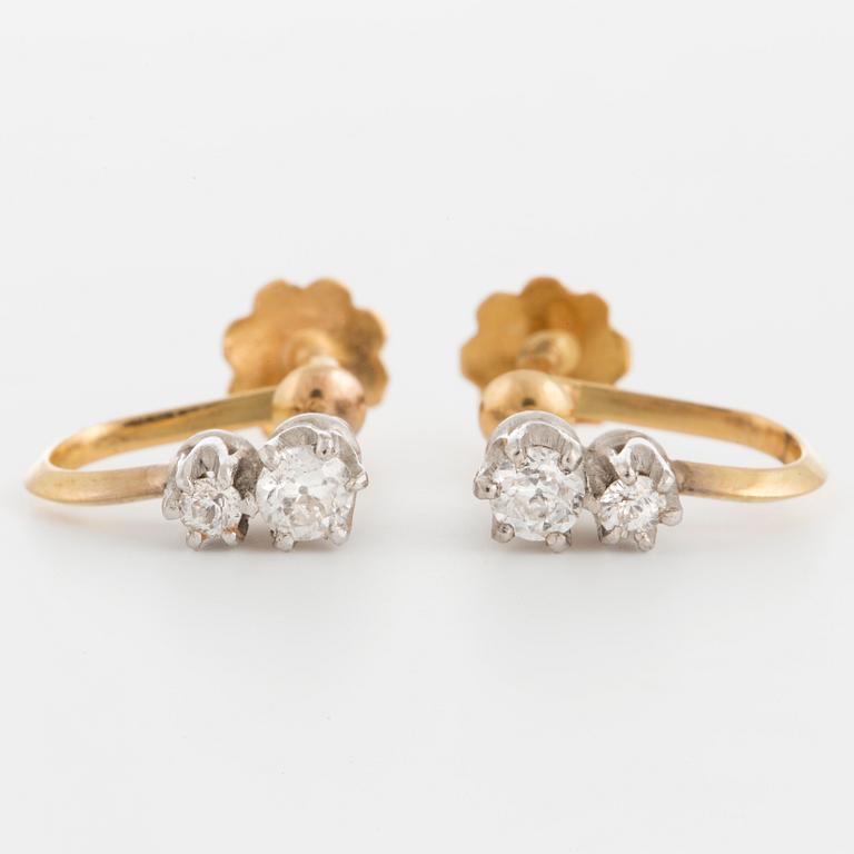 ÖRHÄNGEN, 18K guld med 4 små gammalslipade diamanter.