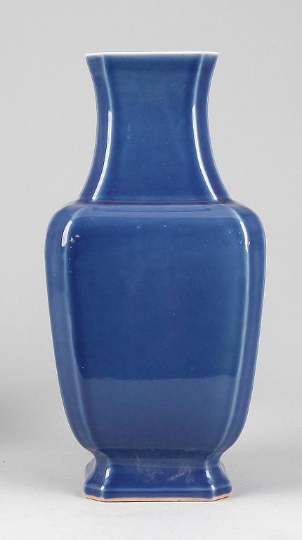 URNA, porslin, Kina 1900/2000-tal.