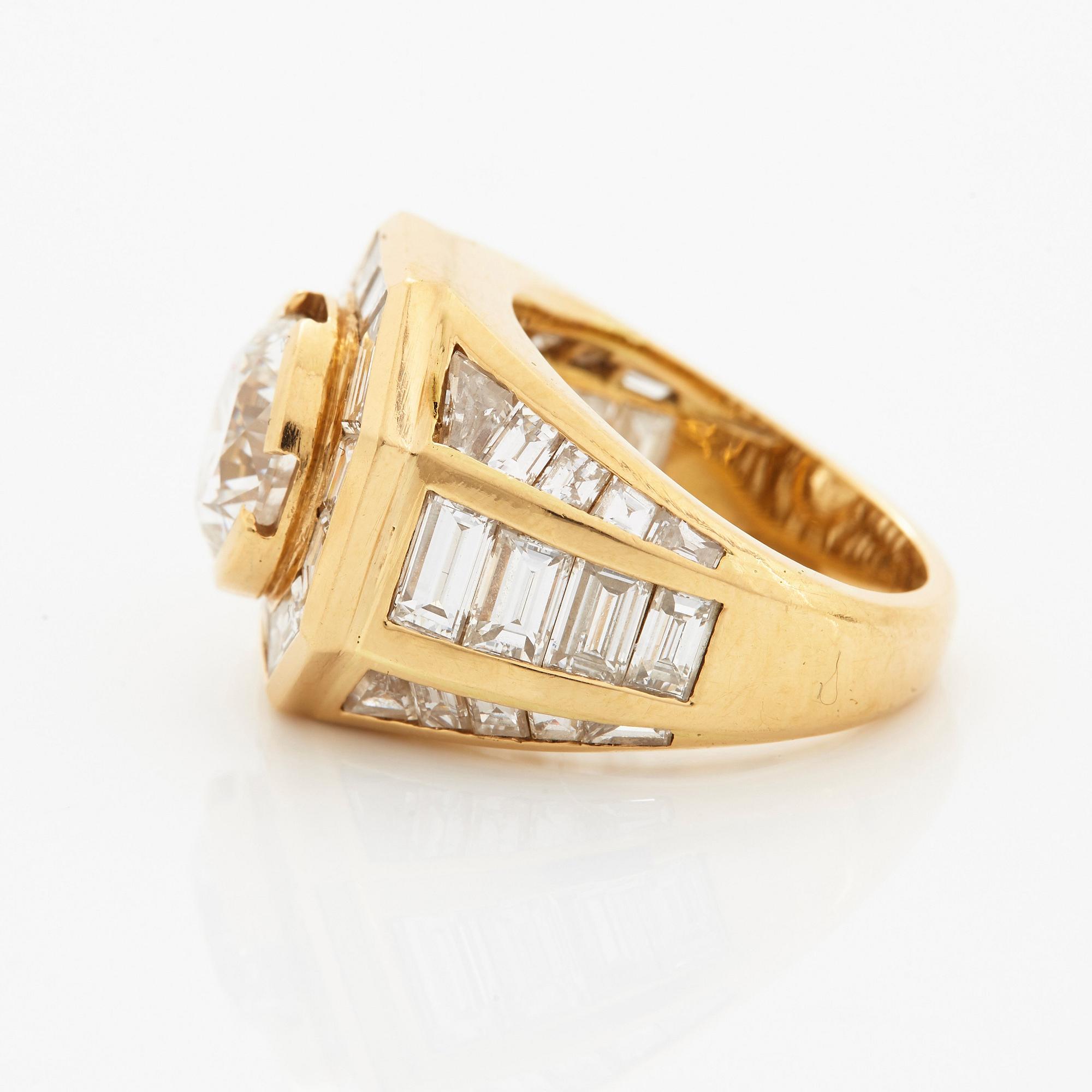An 18K gold ring set with a round brilliant-cut diamond 3.01 cts.