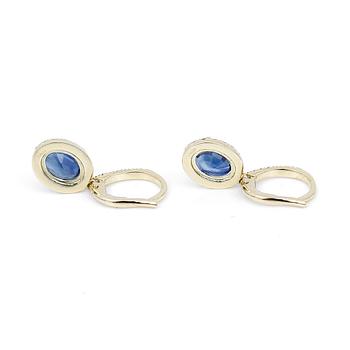 ÖRHÄNGEN, ett par, 18K guld med ovalslipade safirer tot ca 3,68 ct och åttkantslipade diamanter tot ca 0,46 ct.