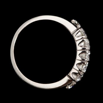 RING, 18 k vitguld, 17 briljantslipade diamanter tot ca 2.55 ct.