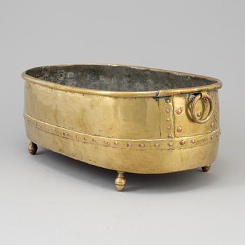 A brass wine cooler, 17th-/18th century-.