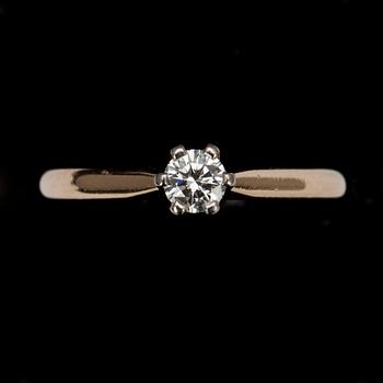 RING, guld 18K, briljantslipad diamant 0,22 ct, A. Tillander. Vikt 17 g. Intyg Tillander.