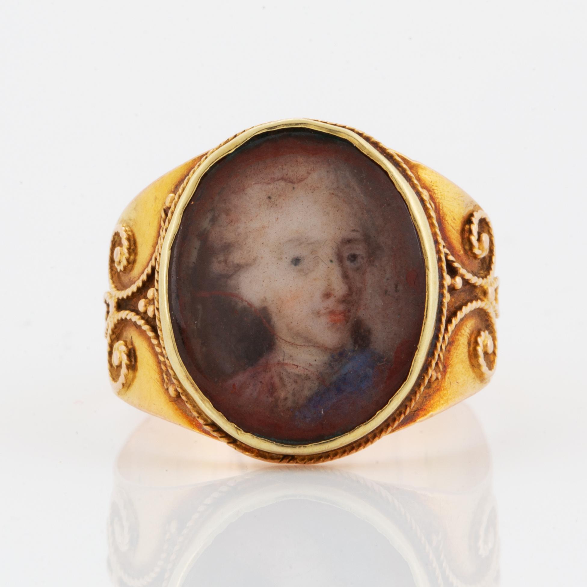 Ring, guld med miniatyrporträtt (Kung) Kristian VII (1749-1808) Kung av Danmark & Norge  i Cornelius Höyers art.