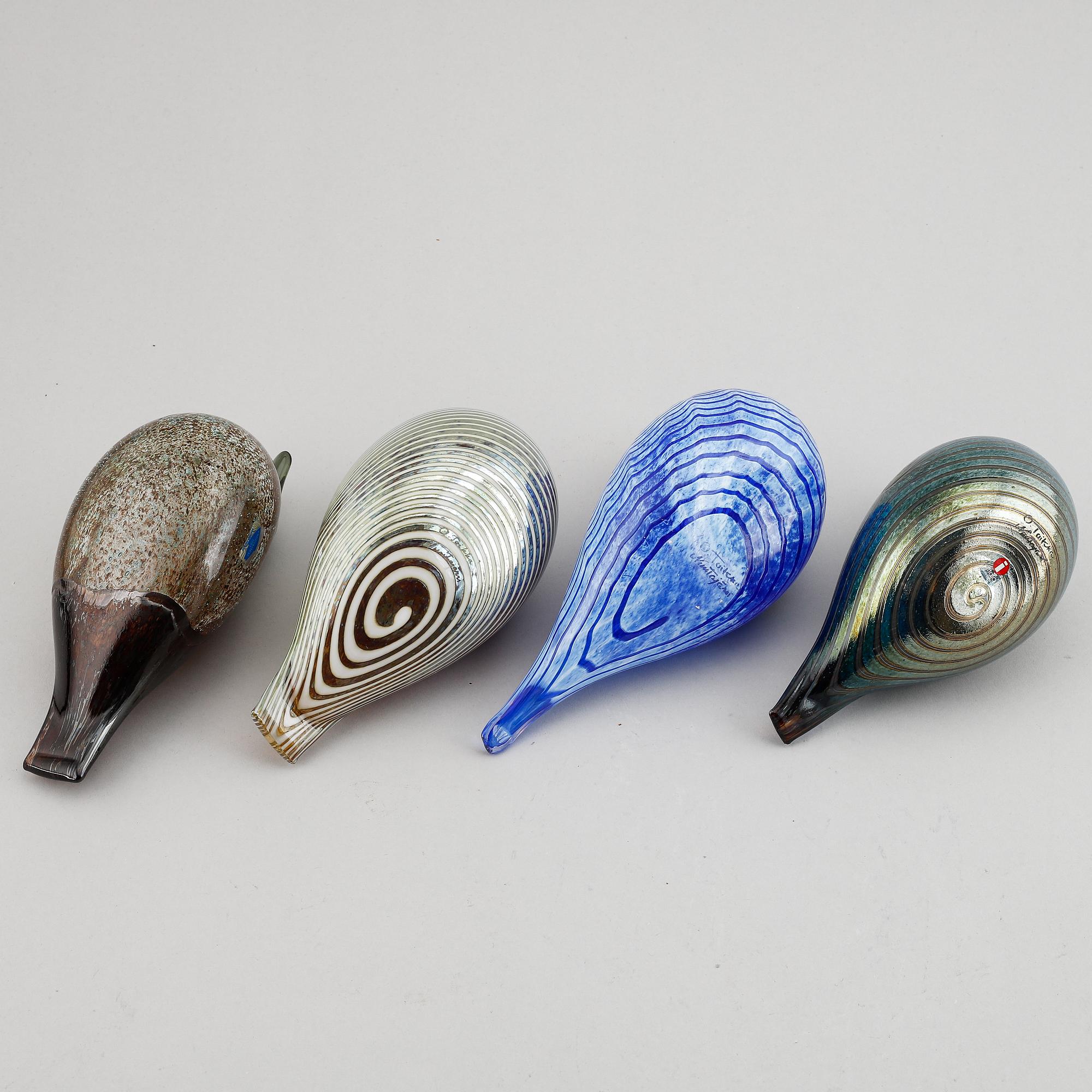 Oiva Toikka, a mixed lot of four glass sculpture birds, signed, Nuutajärvi, Finland.