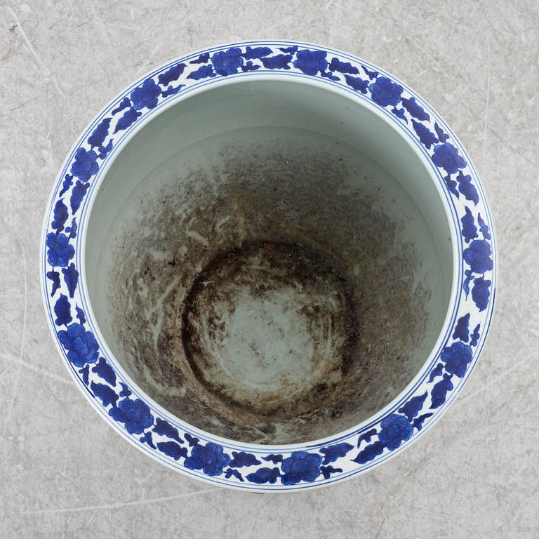 A porcelain fish bowl/planter, China, 20th Century.