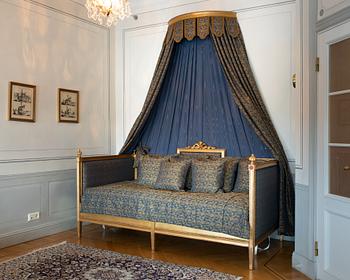 A gustavian style bed.