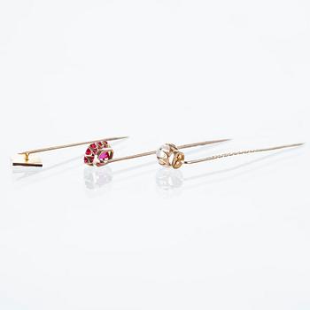 SLIPSNÅLAR / KRAVATTNÅLAR, 3 st, guld 14K, finska stämplar, bl a Björn Weckström. Tot vikt. ca 4,0 g.