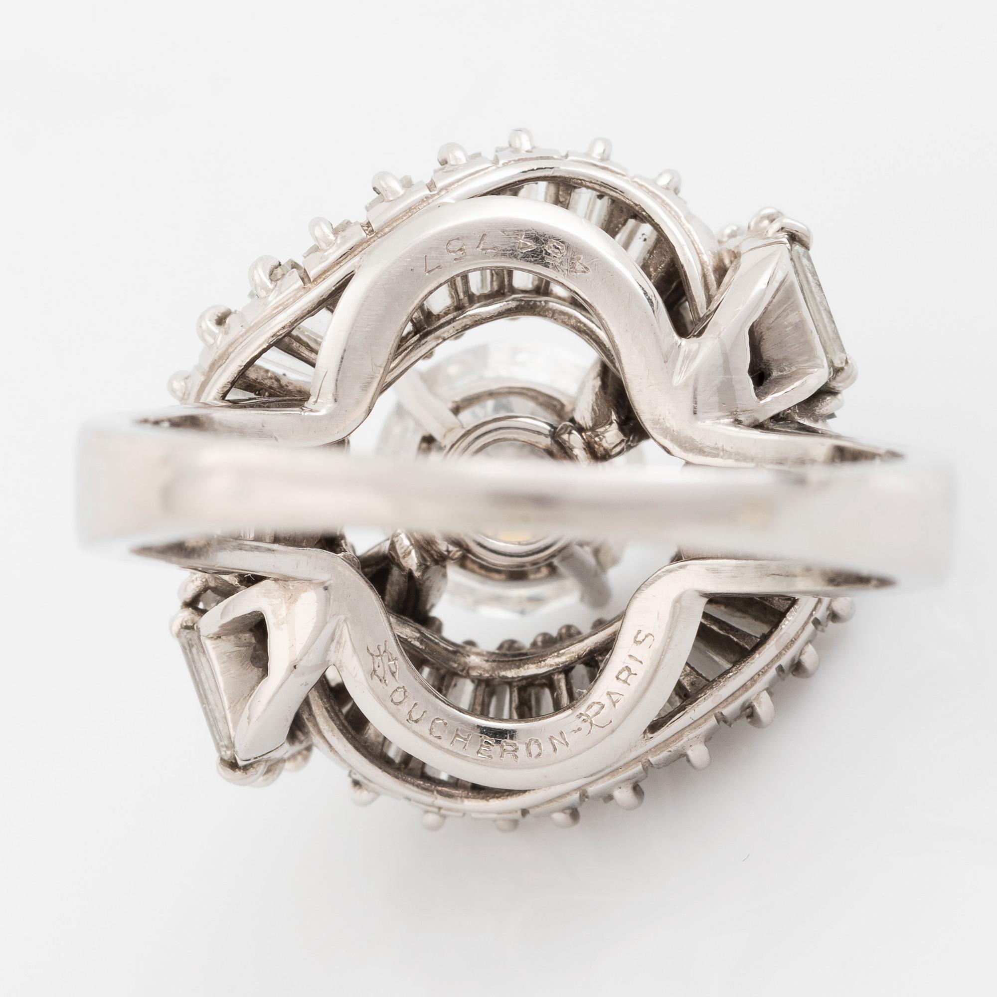 Boucheron ring platina med en rund briljantslipad diamant vikt ca 1.25 ct kvalitet ca H vvs.