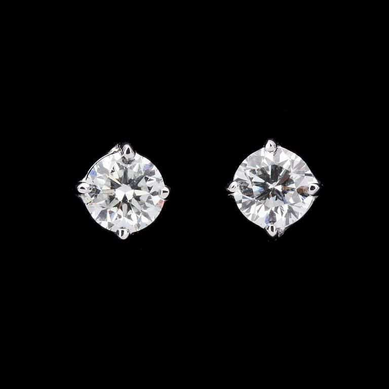 ÖRHÄNGEN, vardera briljantslipad diamant, 0.70 ct.