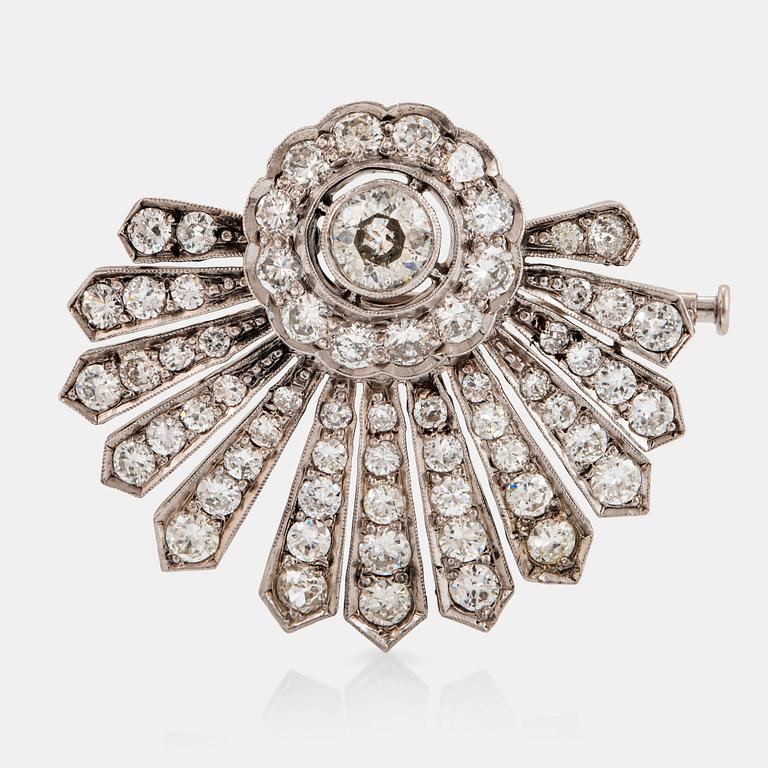 A 14K gold brooch set with round brilliant- and old-cut diamonds.