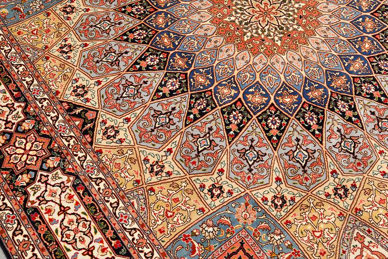 A part silk Tabriz carpet, 50 Radj, ca 261 x 205 cm.