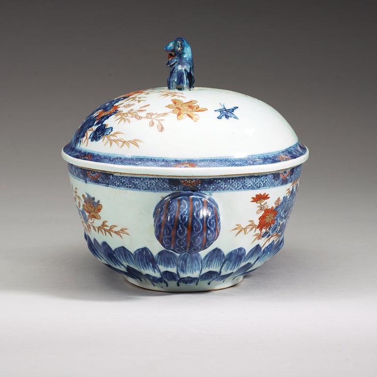 A blue and white tureen with cover, Qing dynasty, Qianlong (1736-95).