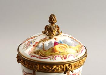 LOCKURNA, porslin och brons, empire-stil, Frankrike, 1800/1900.