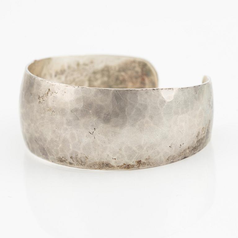 Rey Urban, bangle, sterling silver, hammered finish.