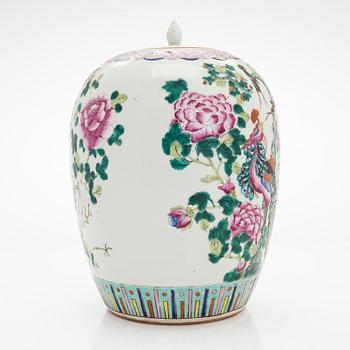 A Chinese famille rose jar with cover, late Qing/early 20th Century.