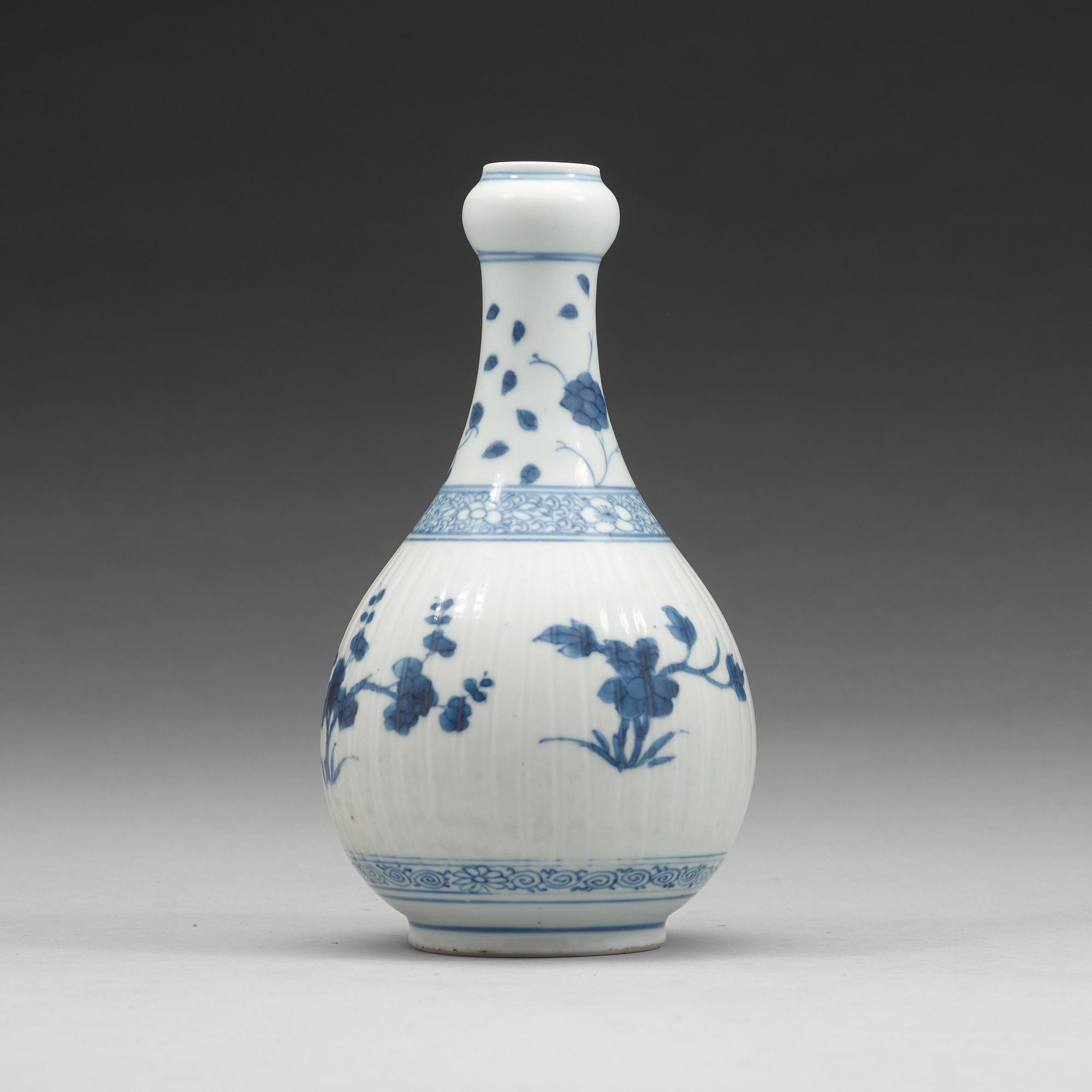 FLASKA, porslin. Qingdynastin, Kangxi (1662-1722).