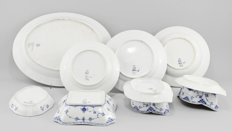 SERVISDELAR, 55 st, porslin, "Musselmalet", Royal Copenhagen, 1900-talets andra hälft.