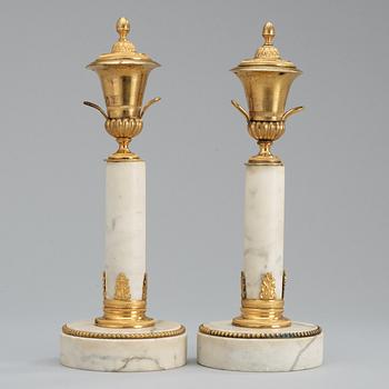 CASSOLETTER, för ett ljus, ett par. Sengustavianska, 1700-talets slut.