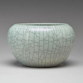 A ge-glazed bowl/censer, Qing dynasty.