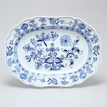 A porcelain serving dish from Meissen, first half of the 20th century.