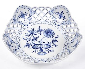 MATSERVIS, 87 delar, porslin, Meissen, lökmönstrad.