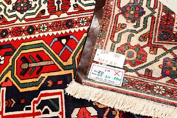 A Bakhtiari carpet a. 310 x 211 cm.
