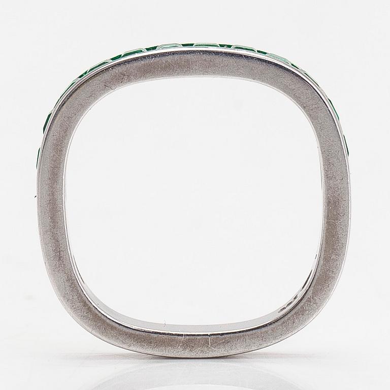 Ring, alliansring, 18K vitguld med carréslipade smaragder, Schweiz.