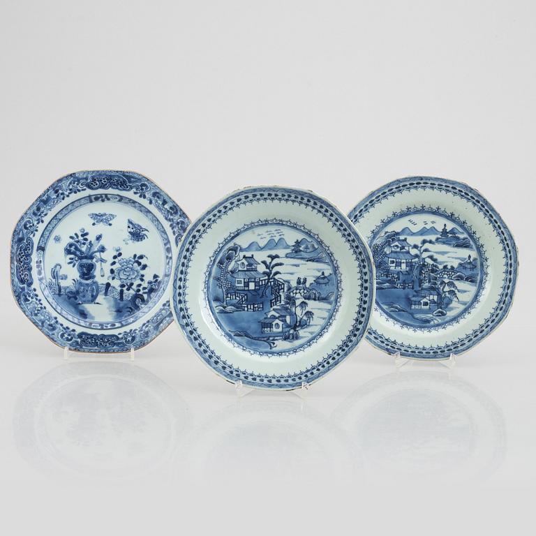 Nine blue and white export porcelain plates, China, Qingdynasty, 18th century.