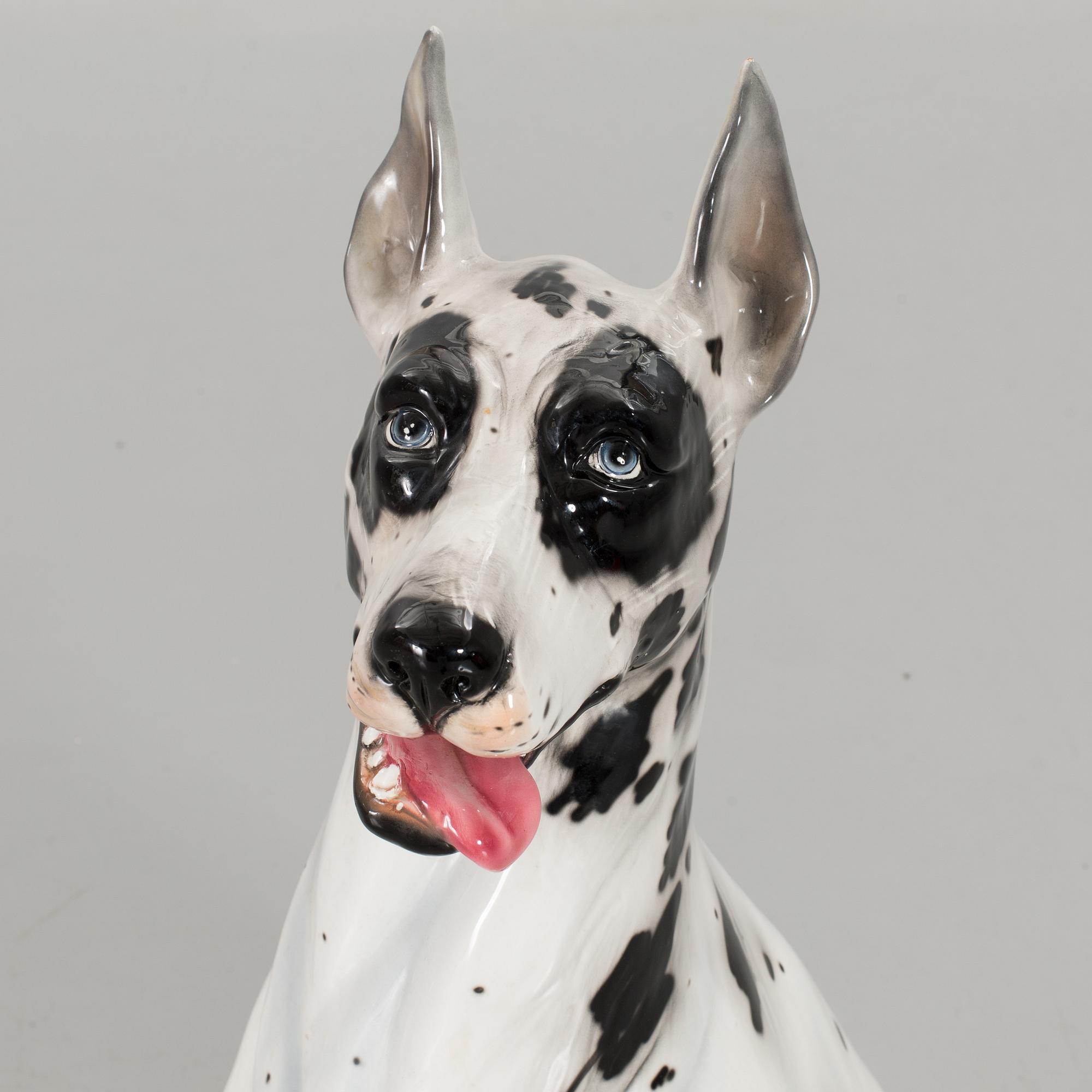 A FIGURIN DOG FROM THE SECOND HALF OF 20TH CENTURY.