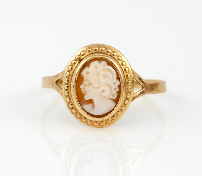 HÄNGE, ÖRHÄNGEN samt RING, Kamé samt 18 k guld. Omkring 1900-talets mitt. Vikt ca 13 gram.