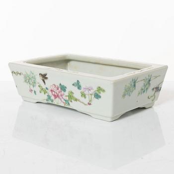 A Chinese famille rose porcelain flower pot and two cups, 20th century.