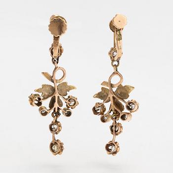A pai of 14K gold earrings with old- and rise-cut diamonds ca. 0.34 ct in totalt. Moscow, early 29th century.